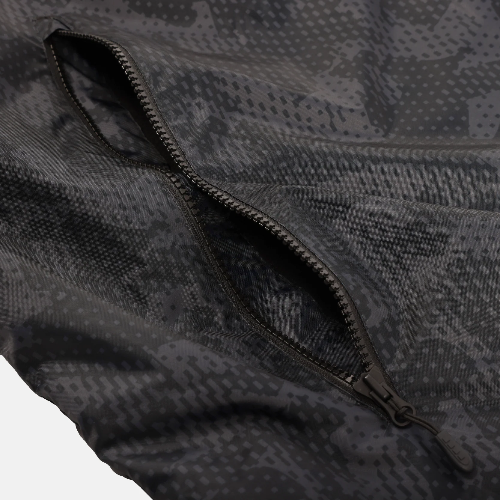 ADULT UNISEX GEO CAMO SPECTATOR BLANKET JACKET - Image 12